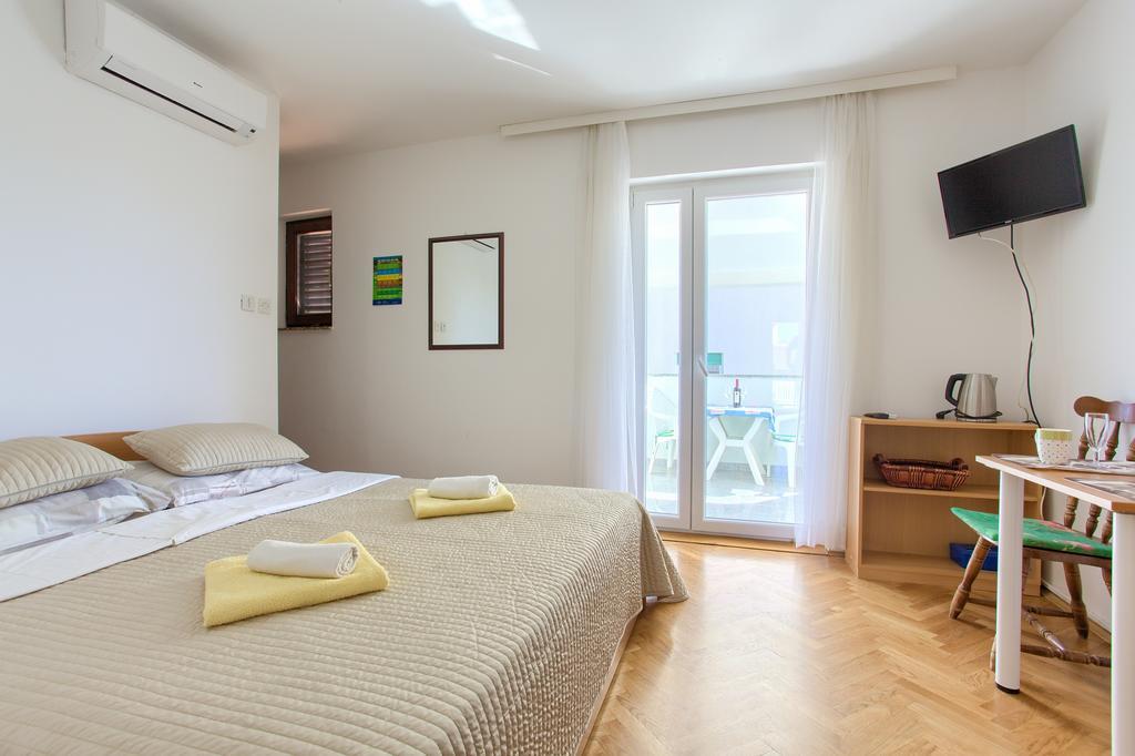 Apartments Vlatko Krk Town Exterior foto